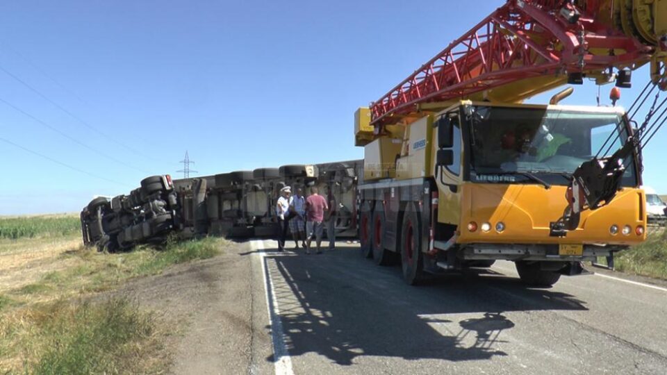 Trafic blocat pe DN 2 spre Siret, după ce un autotren s-a răsturnat de-a curmezișul drumului