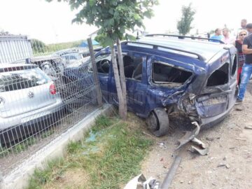 Șoferul autoutilitarei Mercedes a intrat într-un autoturism Dacia Logan MCV