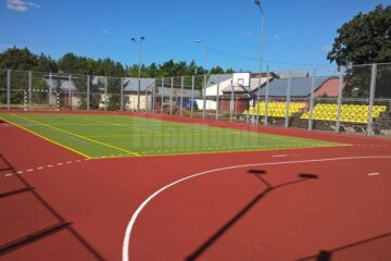 Suprafața cauciucată a terenului de sport de la Școala Nr. 8 poate fi utilizată pentru practicarea a cinci sporturi