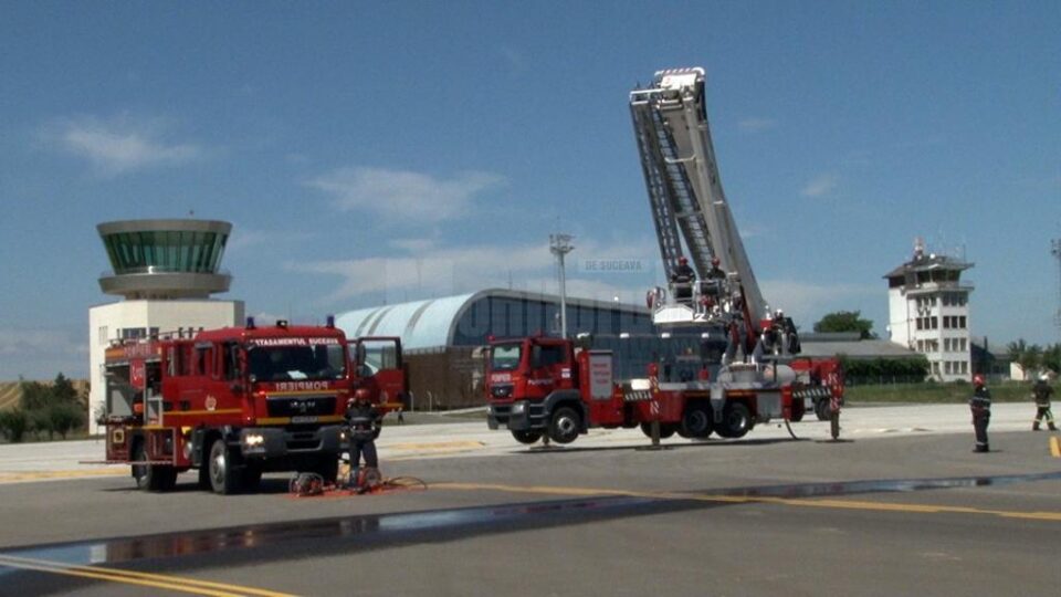 Desfășurare impresionantă de forțe sosite pentru stingerea incendiului izbucnit la avion Desfășurare impresionantă de forțe sosite pentru stingerea incendiului izbucnit la avion