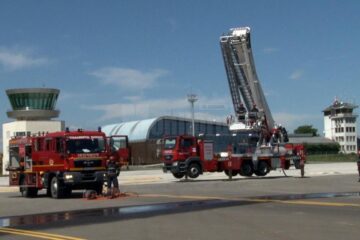 Desfășurare impresionantă de forțe sosite pentru stingerea incendiului izbucnit la avion