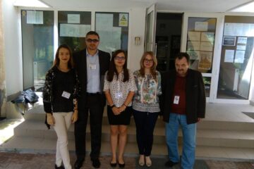 Cele trei eleve premiate, prof. Marcel Porof (în dreapta) și prof. dr. Bogdan Nistor, inspector de geografie