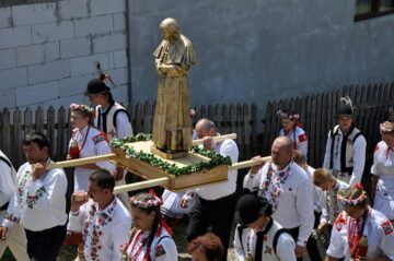 Procesiune impresionantă la Pleșa, la împlinirea a 180 de ani de la înființarea localității