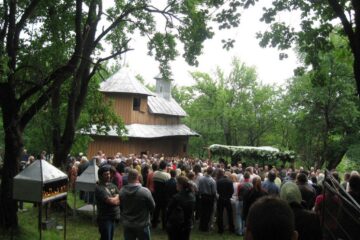 Biserica de la Mănăstioara, ridicată de domnitorul Ștefan cel Mare pe locul unde s-a aflat stejarul în scorbura căruia s-a ascuns în momentul în care unchiul său, Petru Aron, îi omora tatăl, pe Bogdan al II-lea