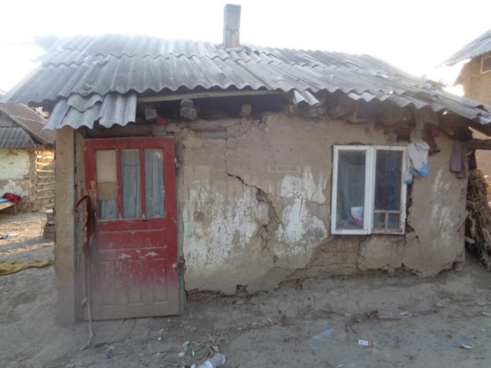 Casa veche din Bahna Arini în care locuiau opt persoane
