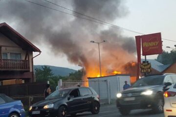 Incendiul propagat la orele serii a cuprins cu repeziciune cele doua anexe ale gospodăriei