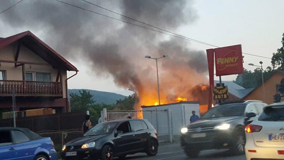 Incendiul propagat la orele serii a cuprins cu repeziciune cele doua anexe ale gospodăriei Incendiul propagat la orele serii a cuprins cu repeziciune cele doua anexe ale gospodăriei