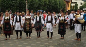 Festivalul Național al Ansamblurilor Folclorice ale Copiilor și Tinerilor „Dorna, plai de joc și cântec” și-a desemnat câștigătorii