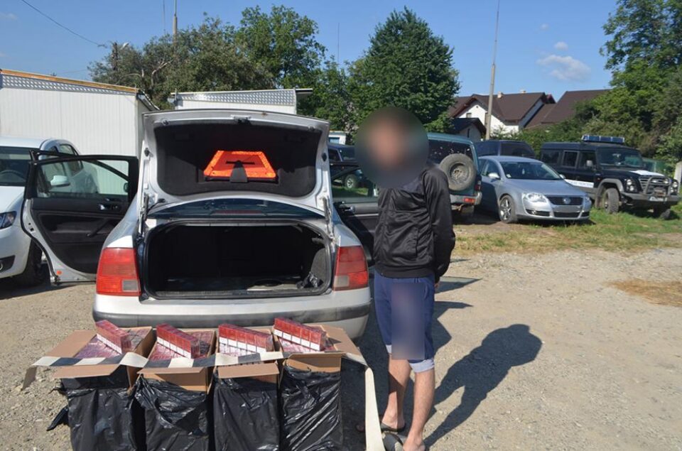 Cele 2.000 de pachete de țigări erau ascunse în interiorul portbagajului mașinii urmărite în trafic