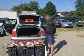 Cele 2.000 de pachete de țigări erau ascunse în interiorul portbagajului mașinii urmărite în trafic