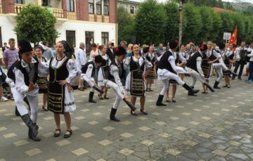 Festivalul Național al Ansamblurilor Folclorice ale Copiilor și Tinerilor „Dorna, plai de joc și cântec” și-a desemnat câștigătorii