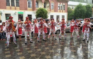 Festivalul Național al Ansamblurilor Folclorice ale Copiilor și Tinerilor „Dorna, plai de joc și cântec” și-a desemnat câștigătorii