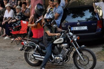 Spectacole în aer liber, oferite sucevenilor de actorii Teatrului „Matei Vișniec”