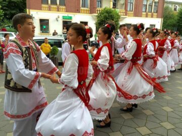 Festivalul Național al Ansamblurilor Folclorice ale Copiilor și Tinerilor „Dorna, plai de joc și cântec” și-a desemnat câștigătorii