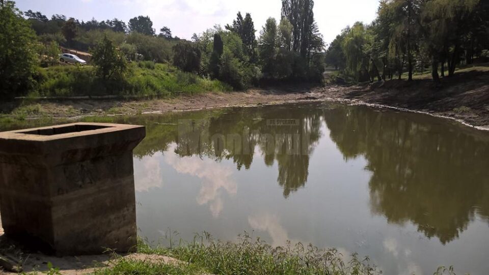 Lacul principal al viitoarei zone de agrement Tătărași, secat pentru executarea lucrărilor de decolmatare