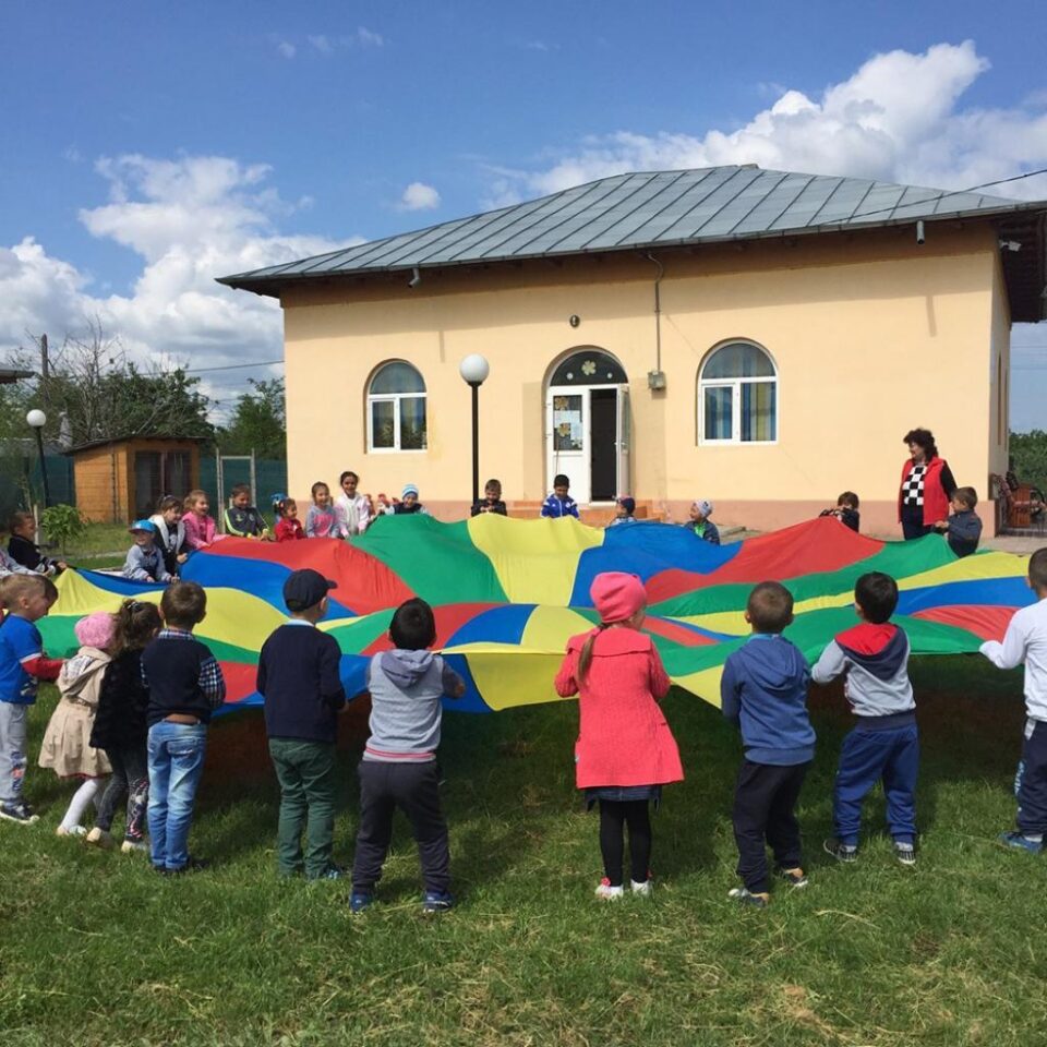 Campanie de încurajare a înscrierii copiilor defavorizați la grădiniță, la Suceava