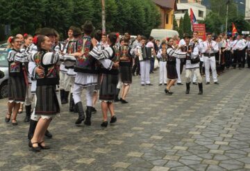 Festivalul Național al Ansamblurilor Folclorice ale Copiilor și Tinerilor „Dorna, plai de joc și cântec” și-a desemnat câștigătorii