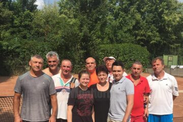 Soția și copii lui nea Ilie Mironescu, alături de o parte dintre laureați
