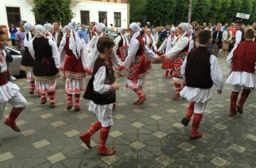 Festivalul Național al Ansamblurilor Folclorice ale Copiilor și Tinerilor „Dorna, plai de joc și cântec” și-a desemnat câștigătorii