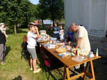 Caravană de pictură la biserica UNESCO de la Pătrăuți, pentru muzeul care are nevoie de fonduri pentru a fi salvat