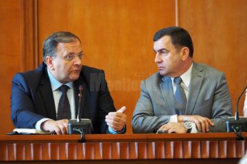 Șeful administrației județene, Gheorghe Flutur, și președintele CCI Suceava, Nicolae Troașe