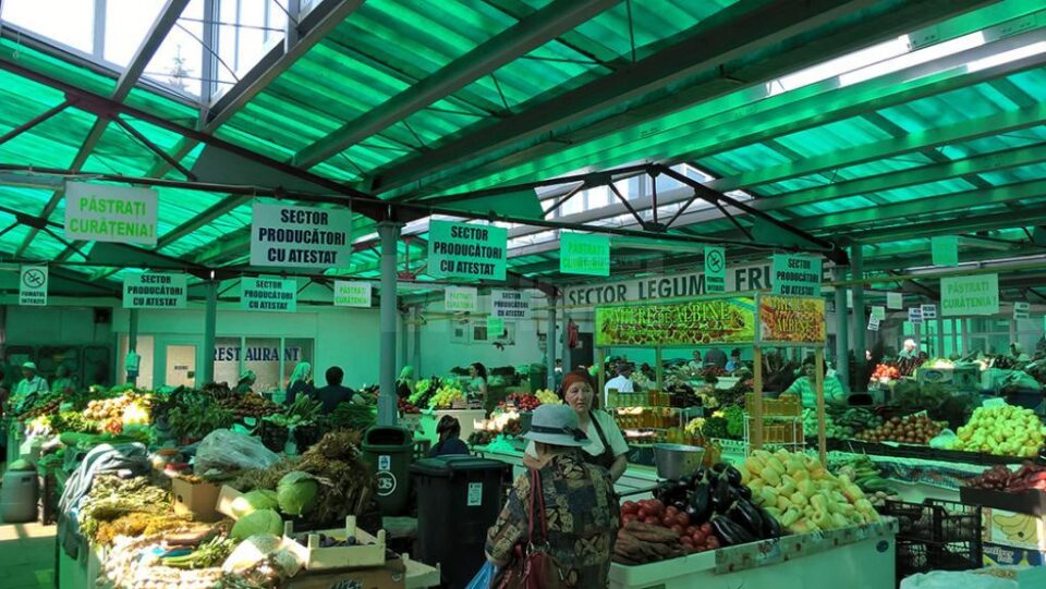 Problema verdelui intens din Piața Centrală, rezolvată prin montarea de luminatoare