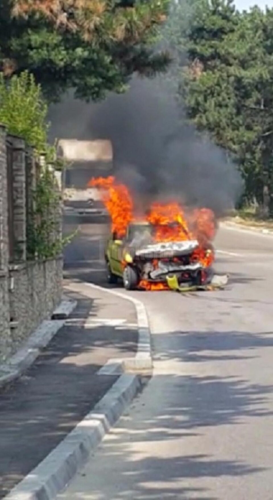 Un taxi a ars într-o intersecție din Suceava, după un accident