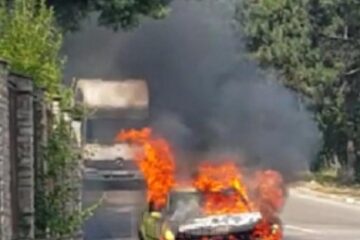 Un taxi a ars într-o intersecție din Suceava, după un accident