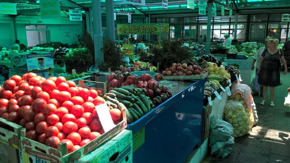 Problema verdelui intens din Piața Centrală, rezolvată prin montarea de luminatoare