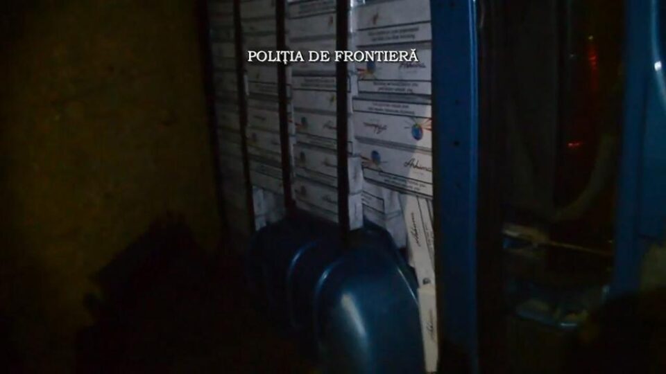Peste 7.300 de pachete de țigări, descoperite într-un microbuz aflat în trafic
