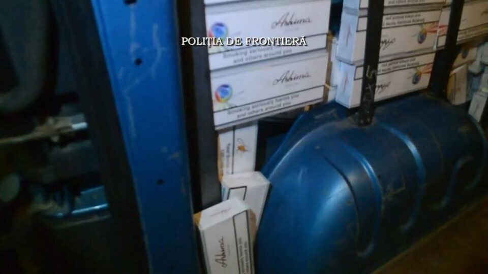 Peste 7.300 de pachete de țigări, descoperite într-un microbuz aflat în trafic