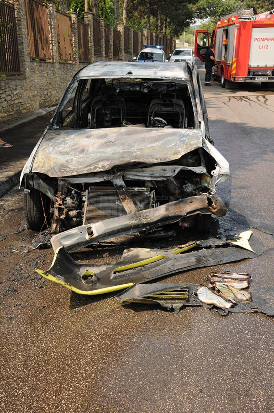 Taximetrul a ars aproape în totalitate în urma incendiului izbucnit la motor