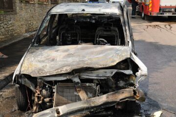 Taximetrul a ars aproape în totalitate în urma incendiului izbucnit la motor