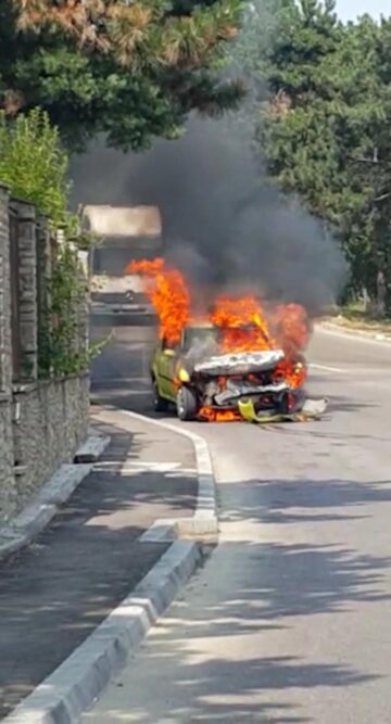 Un taximetru a ars ca o torță, după ce s-a ciocnit cu un autoturism într-o intersecție