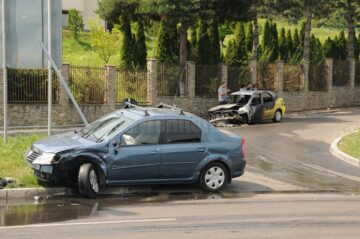 În urma ciocnirii puternice, cele două autoturisme au fost aruncate la câțiva metri de locul impactului, taximetrul luând foc