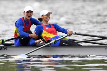 Geanina Beleagă (dreapta) și Ionela Luhaci la finalul cursei de la Lucerna. Foto: Detlev Seyb MyRowingPhoto.com