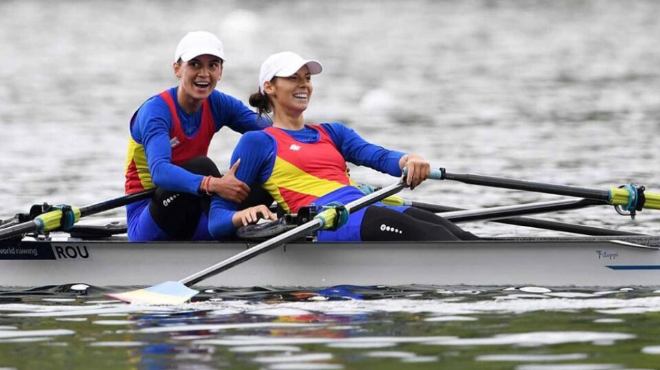 Geanina Beleagă (dreapta) și Ionela Luhaci la finalul cursei de la Lucerna. Foto: Detlev Seyb MyRowingPhoto.com