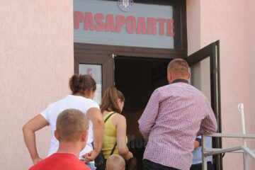 Serviciul Pașapoarte, luat cu asalt în fiecare dimineață de sute de solicitanți