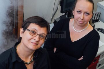 Emilia Moroșan (stânga) și o fostă studentă, Eteri Svanidze, din echipa de cercetători de la Rice University