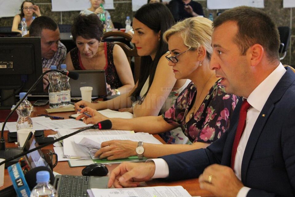 „Este sarcina noastră, a consilierilor locali, să rezolvăm această problemă prin convocarea unei ședinte extraordinare”, a spus viceprimarul Lucian Harșovschi