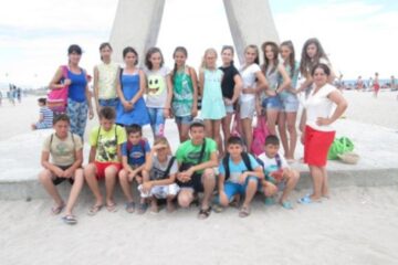 18 elevi din comuna Forăști, fruntași la învățătură, au petrecut șapte zile pe litoral, în cadrul proiectului „Merit marea!”