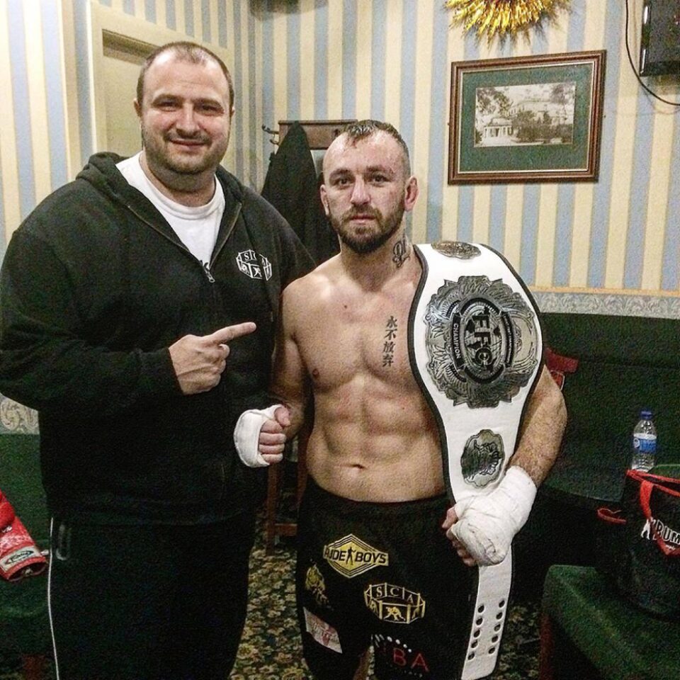 Ionel Rayco Levichi, alături de antrenorul Horia Rădulescu după câștigarea centurii intercontinentale