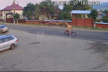 O căruță a ieșit în decor, unde roțile au „mușcat” din șanț, iar cei cinci pasageri au fost proiectați în afara acesteia