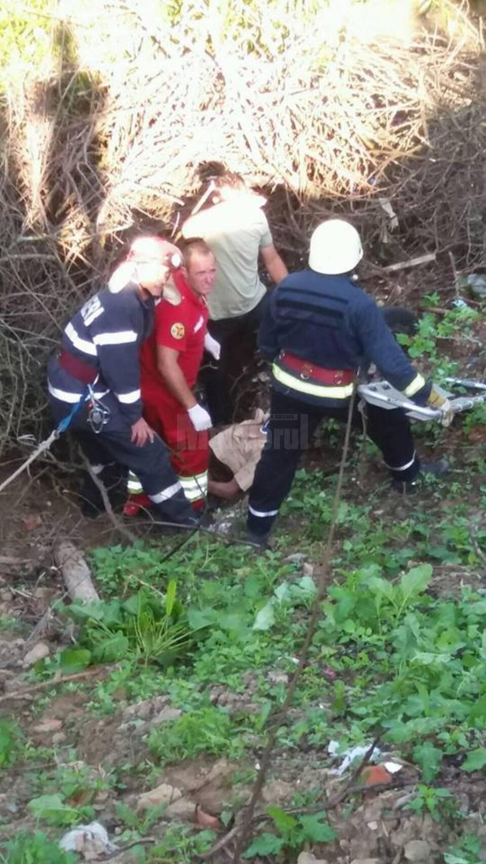 Un bărbat a stat o noapte întreagă într-o râpă din care nu a mai putut ieși
