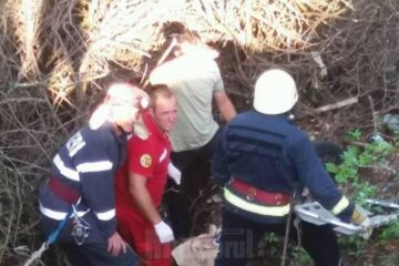 Un bărbat a stat o noapte întreagă într-o râpă din care nu a mai putut ieși