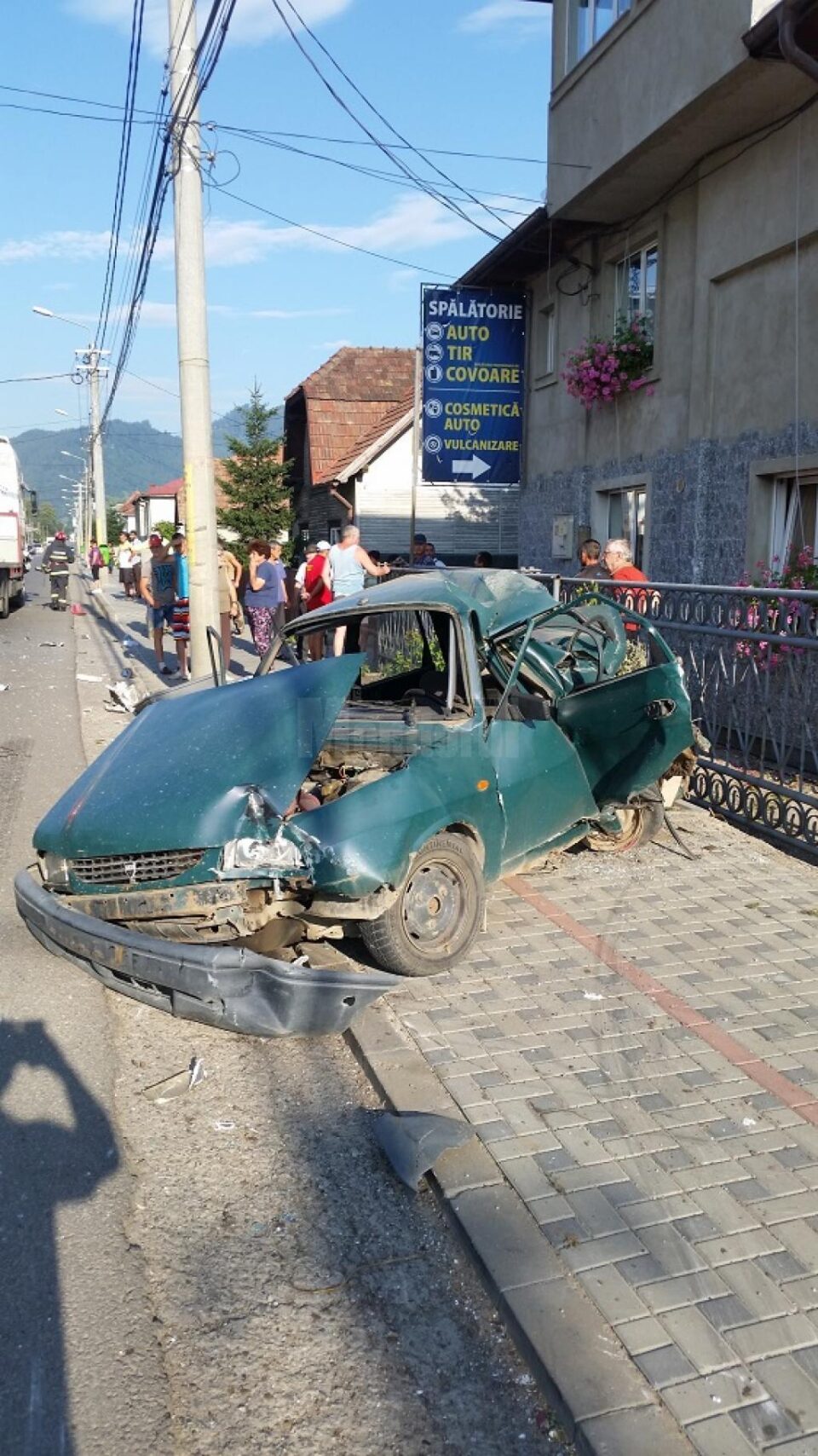 Dacie spulberată de un camion, la Câmpulung Moldovenesc