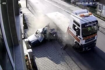 Dacie spulberată de un camion, la Câmpulung Moldovenesc