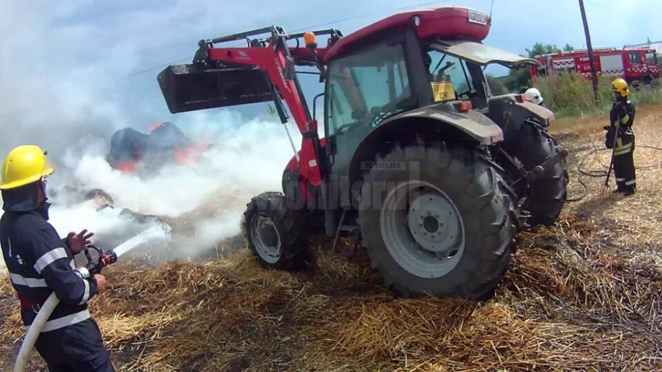 Trei autospeciale de pompieri au acțioant pentru stingerea incendiului la baloții de paie