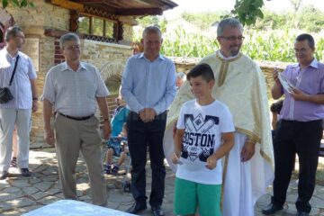 Preotul paroh Mitu Pascal i-a mulțumit primarului Viorel Cucu pentru sprijinul acordat în organizarea taberei