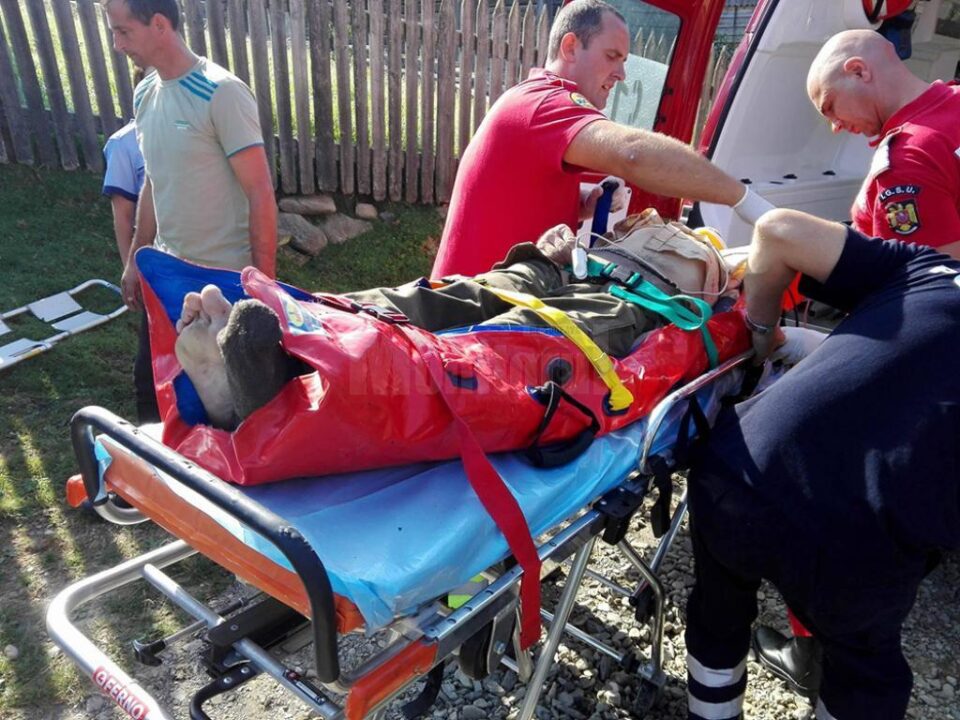 Bărbatul a fost salvat după o noapte petrecută în râpă